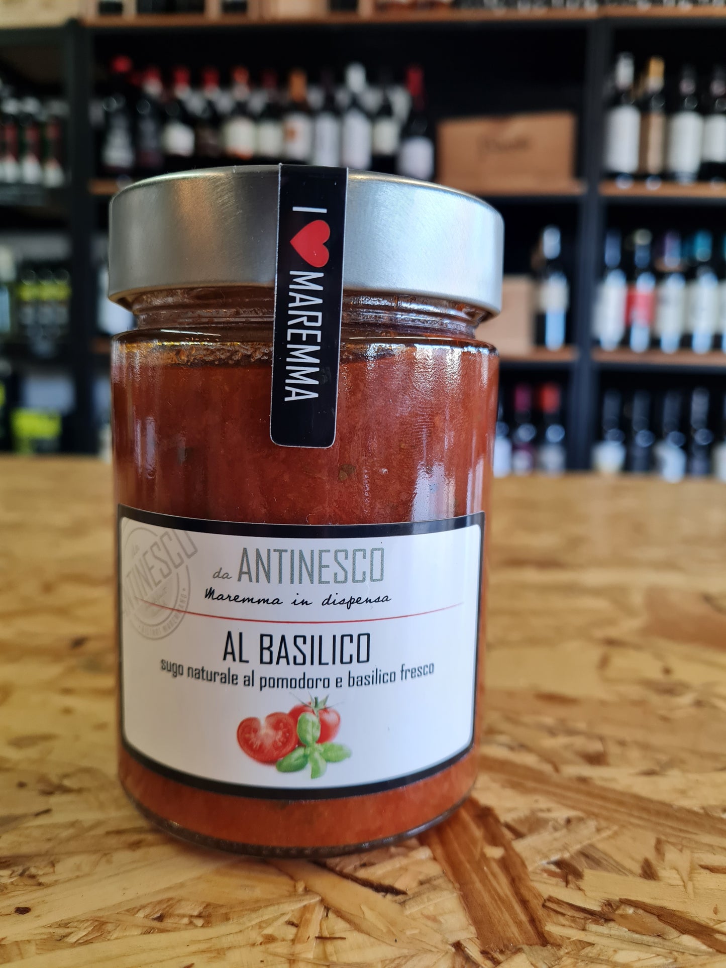Sugo al Pomodoro fresco e Basilico di campo, interamente prodotto in Maremma. INGREDIENTI: Passata di pomodoro, Cipolle, Olio extra vergine di oliva, Basilico, Sale