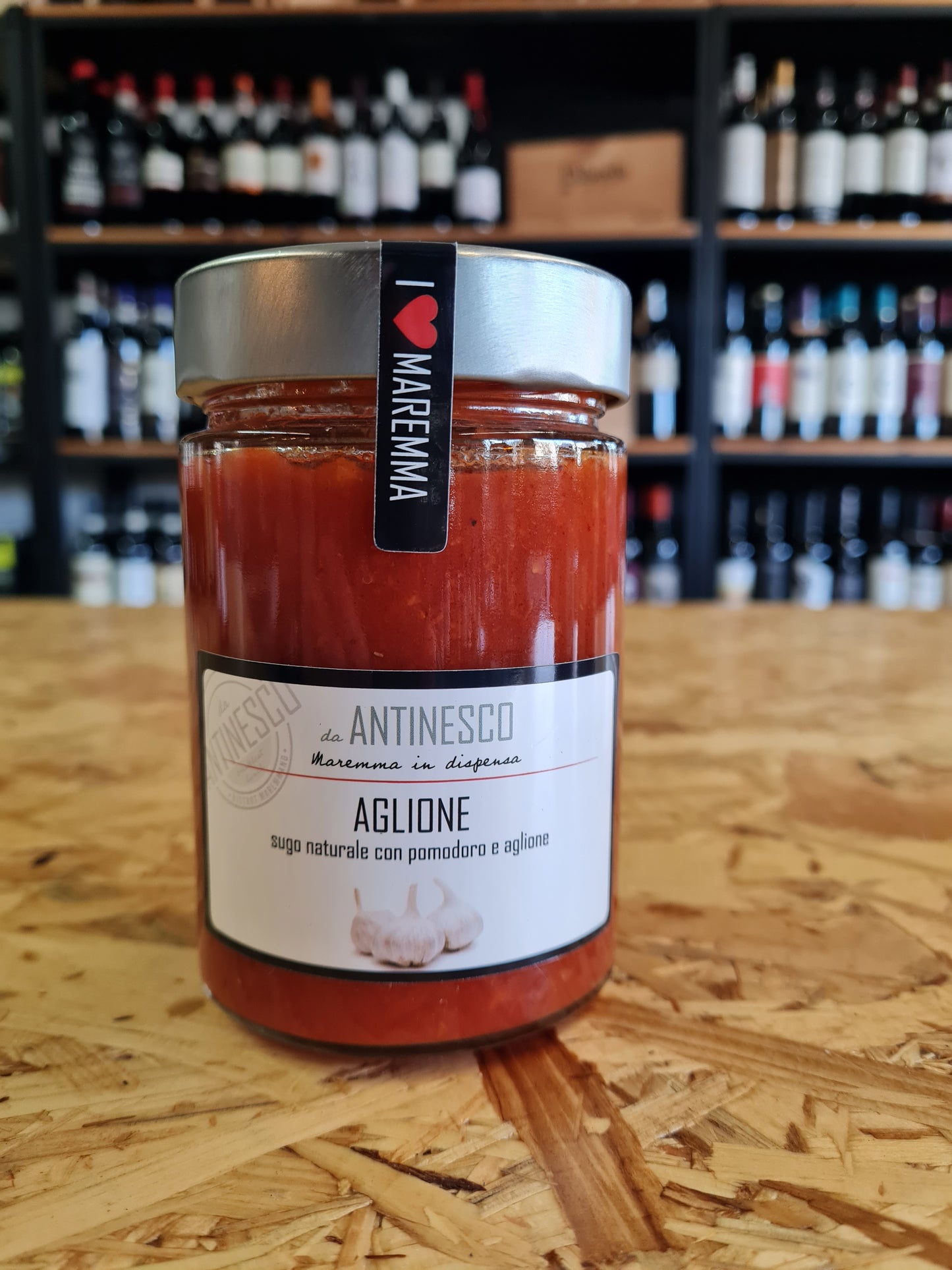Sugo al Pomodoro fresco ed Aglione, interamente prodotto in Maremma. INGREDIENTI: Passata di pomodoro, Olio extra vergine di oliva, Sale, Aglione, Peperoni piccanti.